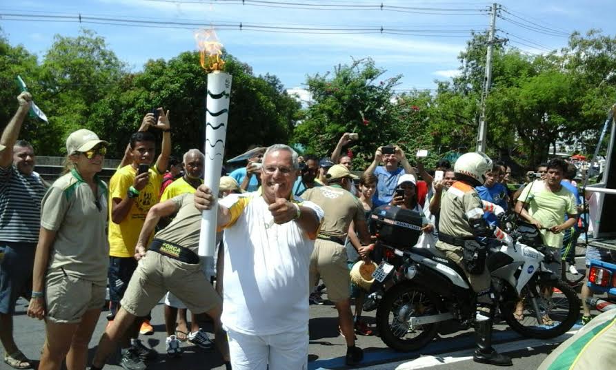 Miembro de AIPS América transporta la antorcha olímpica en Manaus