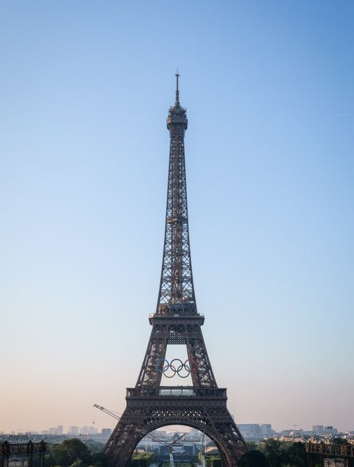 FALTAN 50 DÍAS – PARÍS 2024: LA TORRE EIFFEL ESTÁ ADORNADA CON LOS ANILLOS OLÍMPICOS