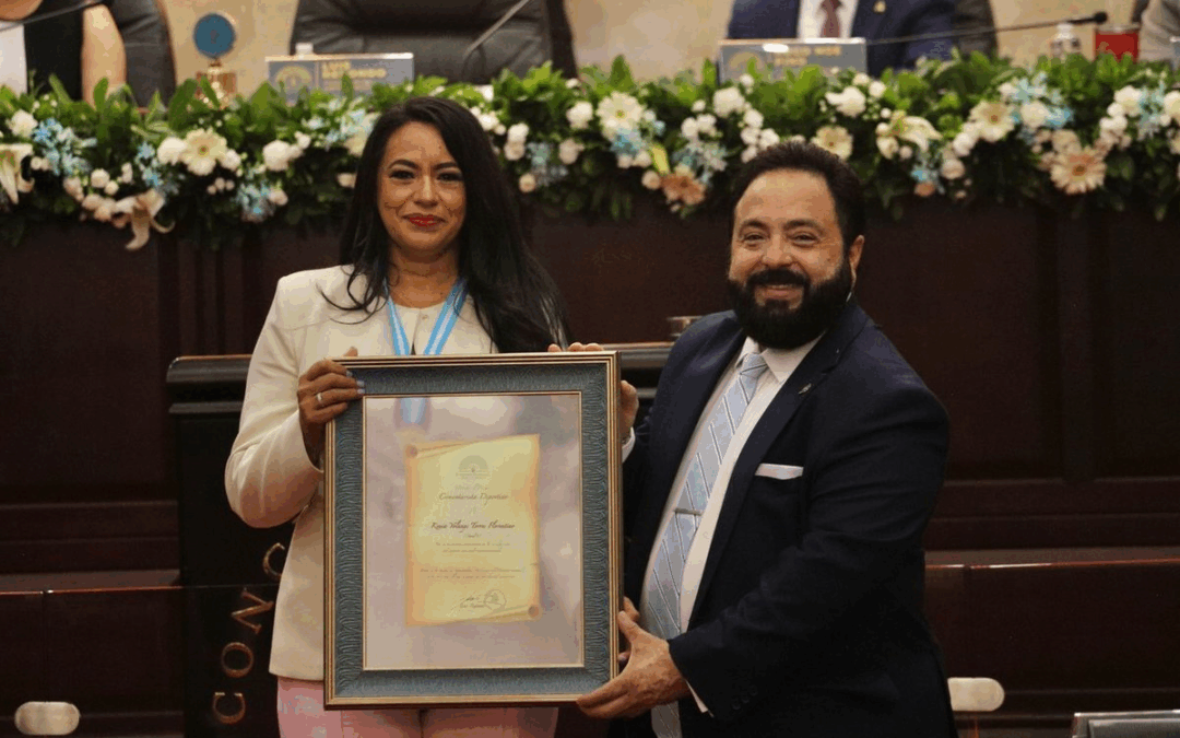 Periodista Kenia Torres reconocida en Honduras