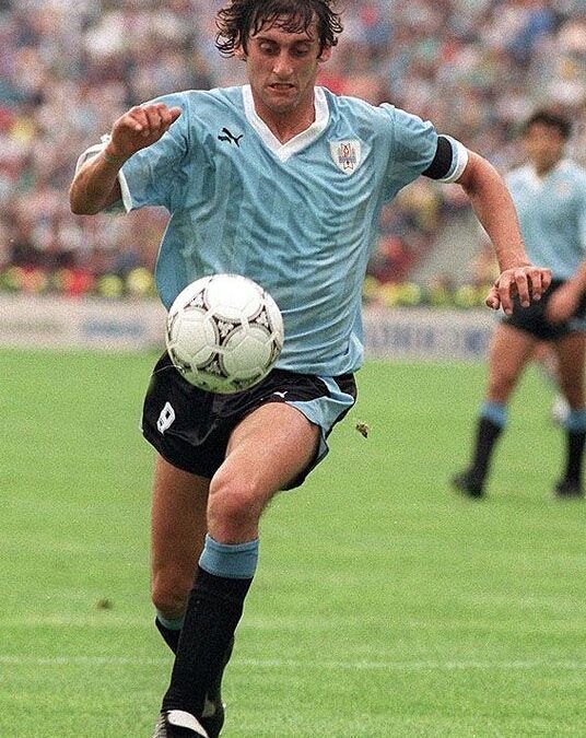 CENTRO AL ÁREA: La pelota sueña con Francescoli.